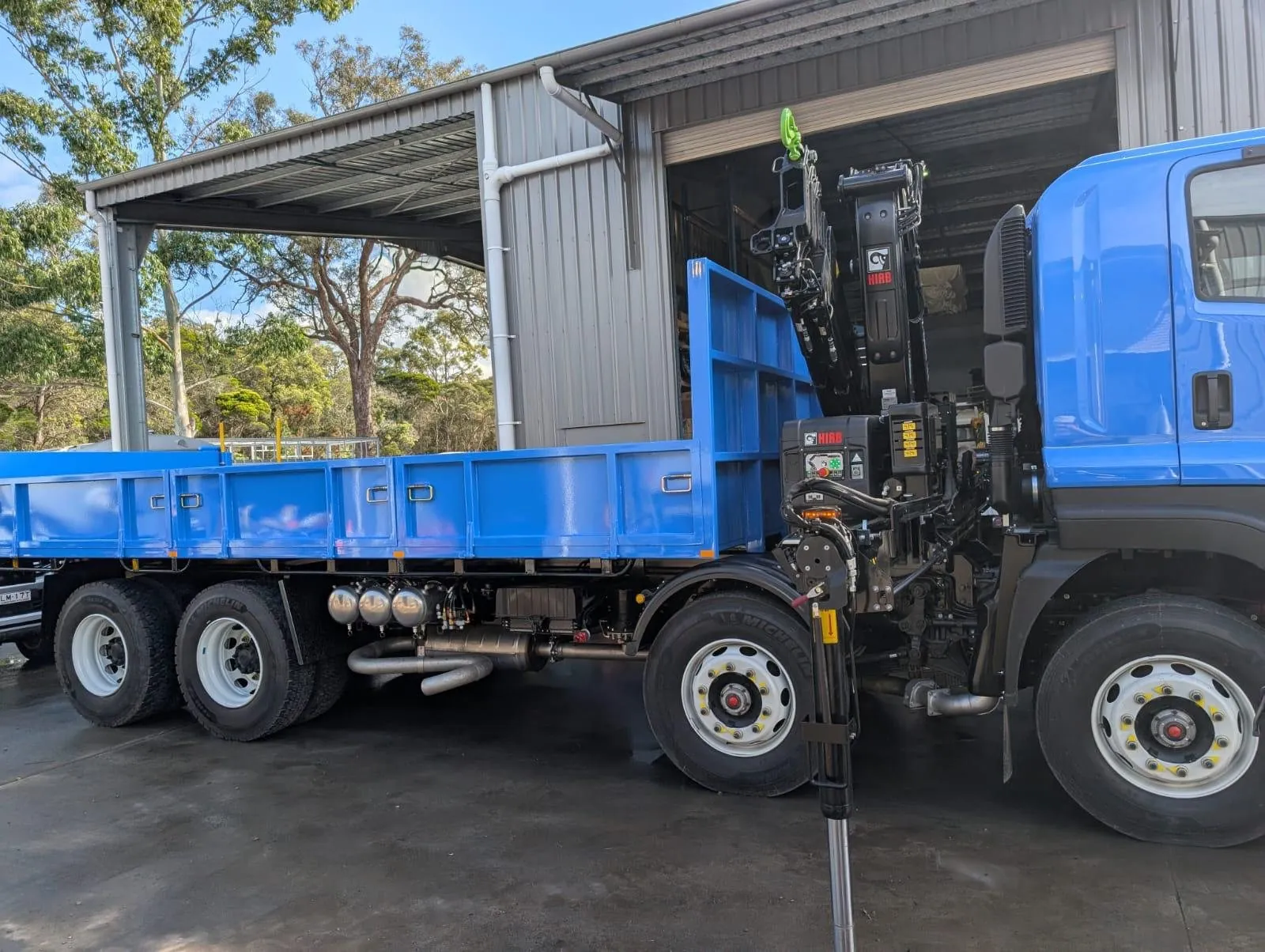 Completed truck body & crane vehicle